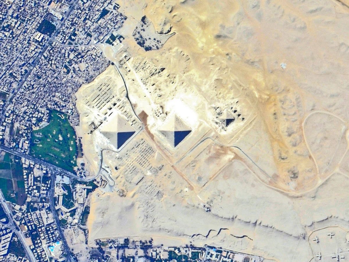 Foto: Las pirámides vistas desde la estación espacial internacional. (NASA)
