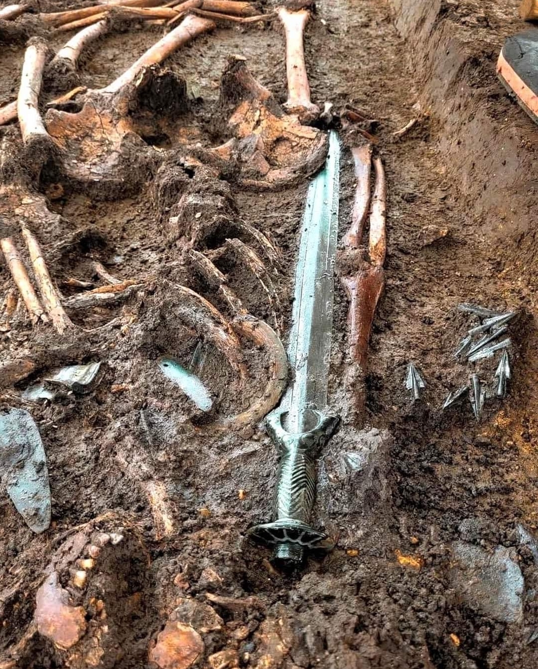 la-espada-de-mas-de-3000-anos-encontrada-en-baviera.jpg