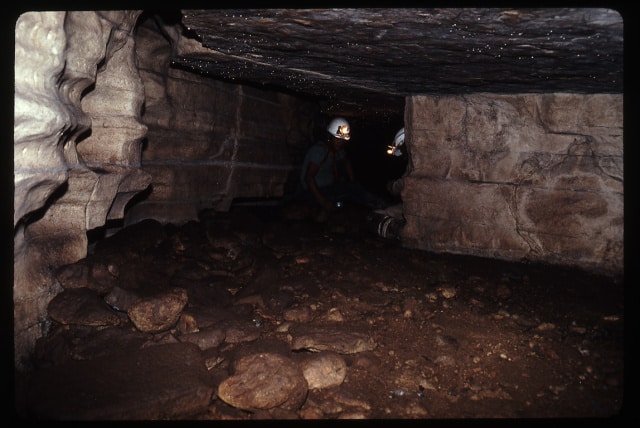 Cueva-de-los-Tayos- - La misteriosa “Cueva de los Tayos”—hogar de una antigua biblioteca metálica "perdida"