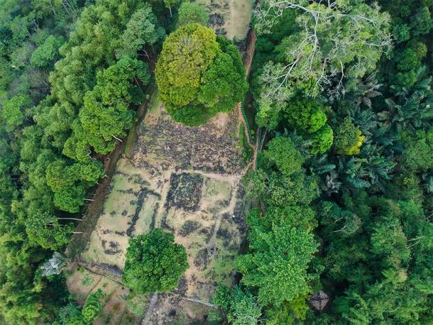Gunung Padang es el sitio megalítico más grande de todo el sudeste asiático. ¿Podría realmente haber albergado una pirámide indonesia? (adelukmanulhakim/Adobe Stock)