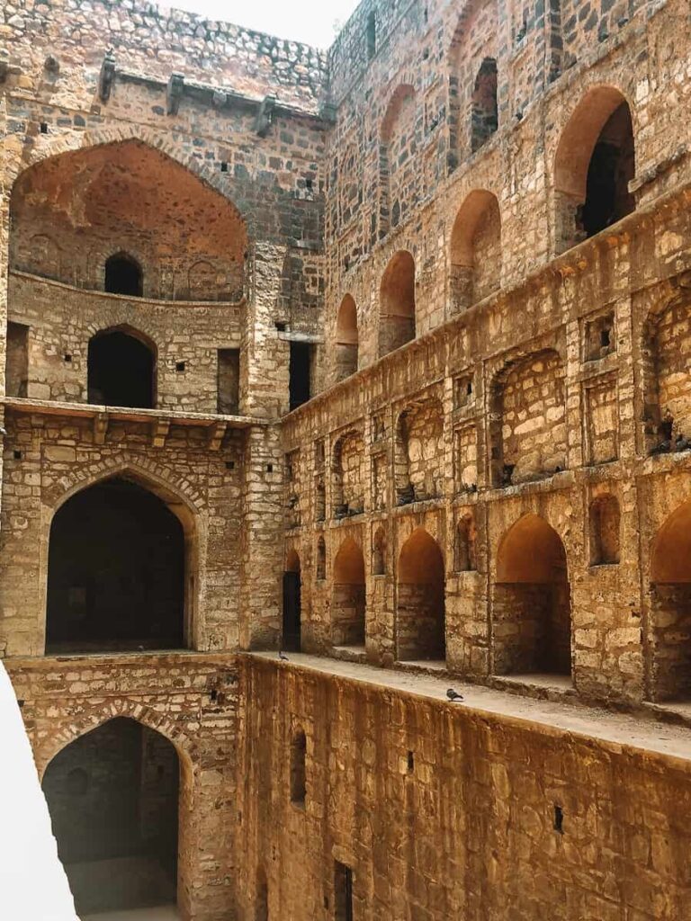 El antiguo pozo llamado Agrasen Ki Baoli.