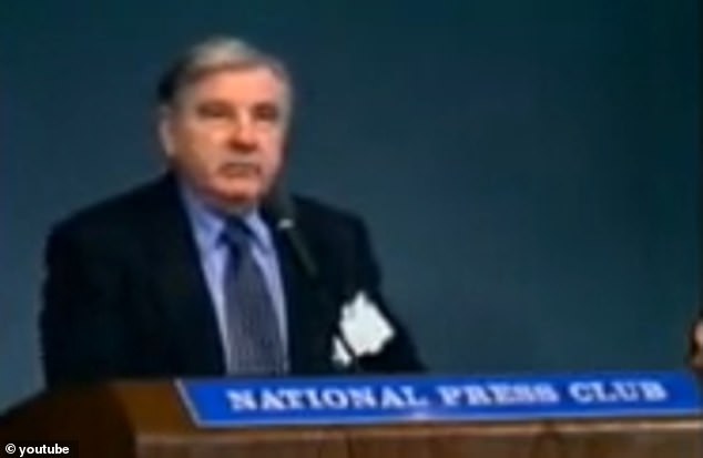 En un vídeo archivado compartido en YouTube, el mayor George Filer III dijo que voló para interceptar un OVNI que "flotaba" a 300 metros sobre la campiña británica en 1962.