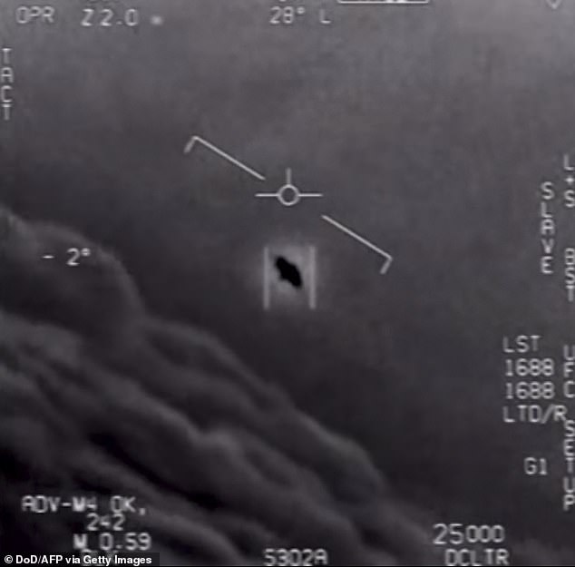 Esta imagen de archivo de video obtenida el 28 de abril de 2020 por cortesía del Departamento de Defensa de EE. UU. muestra parte de un video no clasificado tomado por pilotos de la Marina que ha circulado durante años y que muestra interacciones con "fenómenos anómalos no identificados".
