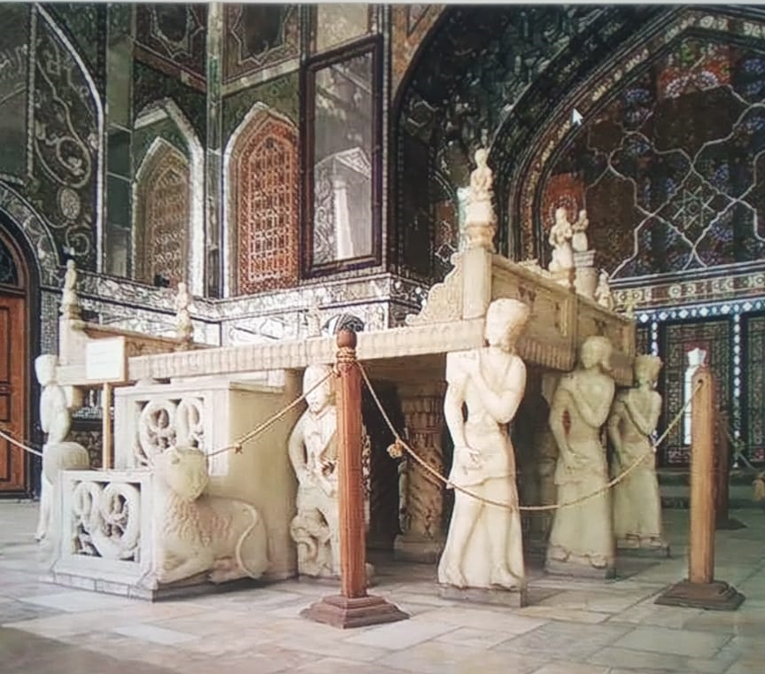 Takht-i-Marmar, trono de mármol sostenido por genios y divas (demonios), Palacio de Gulistan, Teherán, creado para Fath Ali Shah (n. 1797-1833).