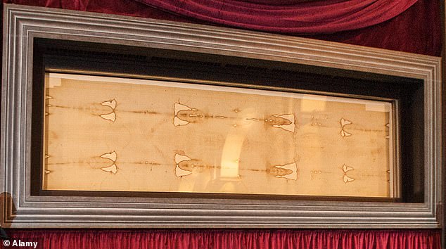 El Sudario de Turín, de 14 pies de largo, se promociona como el envoltorio utilizado para el cuerpo de Jesús después de la crucifixión, que muestra un patrón tenue y manchado de sangre de un hombre con los brazos cruzados al frente.