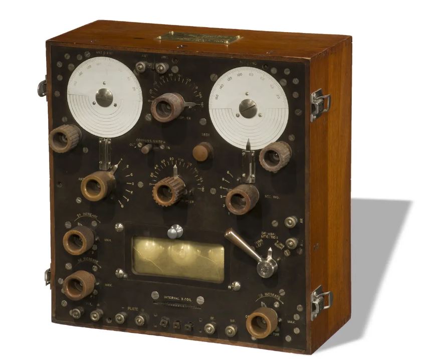 La radio SE 950, diseñada para las trincheras y campos de batalla de la Primera Guerra Mundial