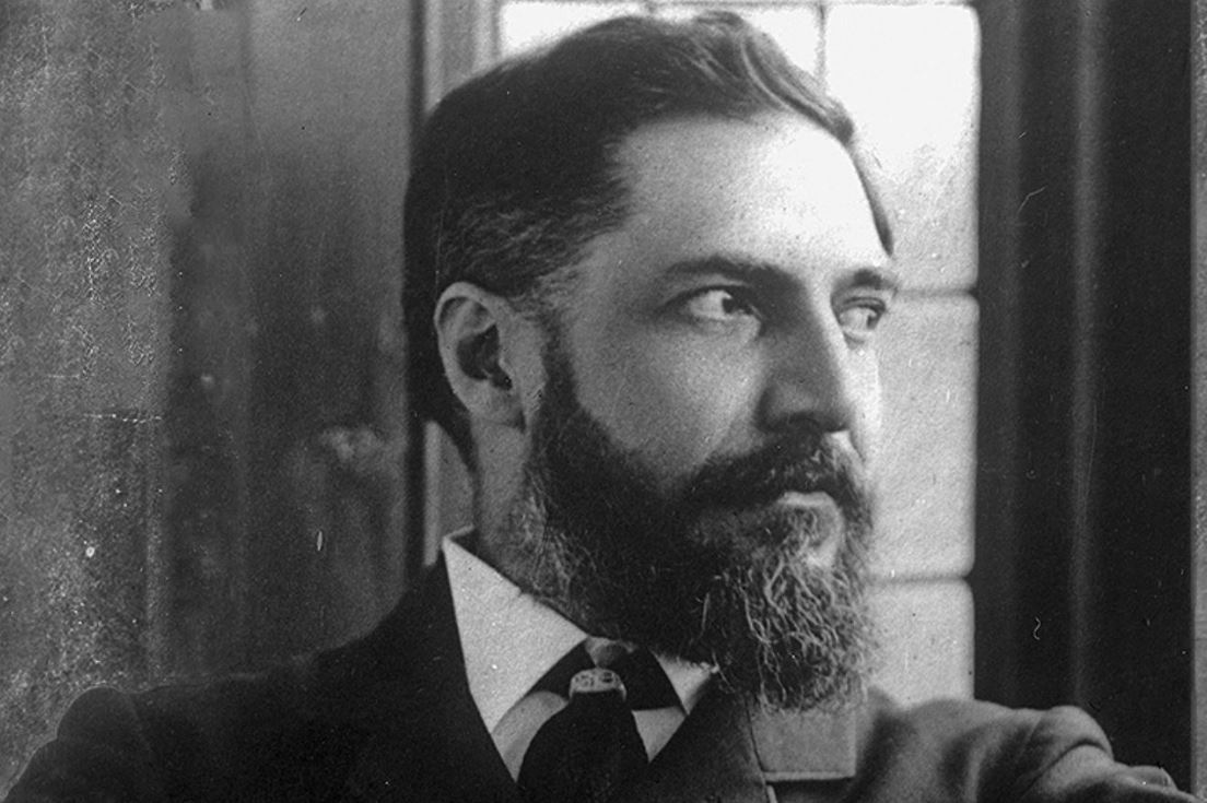 El pionero de la metodología sistemática en arqueología, Sir William Matthew Flinders Petrie, realizó las primeras excavaciones a gran escala en Hawara en 1888-1889 y 1910-1911. Reveló testimonios de ocupación y actividad humana que datan desde el Imperio Medio hasta la época copta. El primer objetivo del trabajo arqueológico de Petrie en Hawara fue el estudio de la pirámide del Imperio Medio. En segundo lugar, se interesó por el laberinto de las fuentes literarias