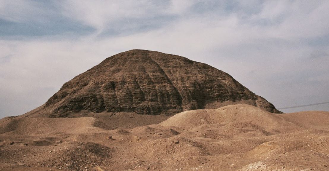 La pirámide de Amenemhat III, el último gran rey de la dinastía XII (alrededor de 1855-1808 a. C.) en Hawara, Egipto, vista desde el este