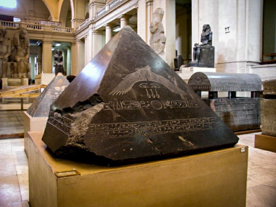 El piramidión hallado en la "Pirámide Negra" de Amenemhat III en Dahshur