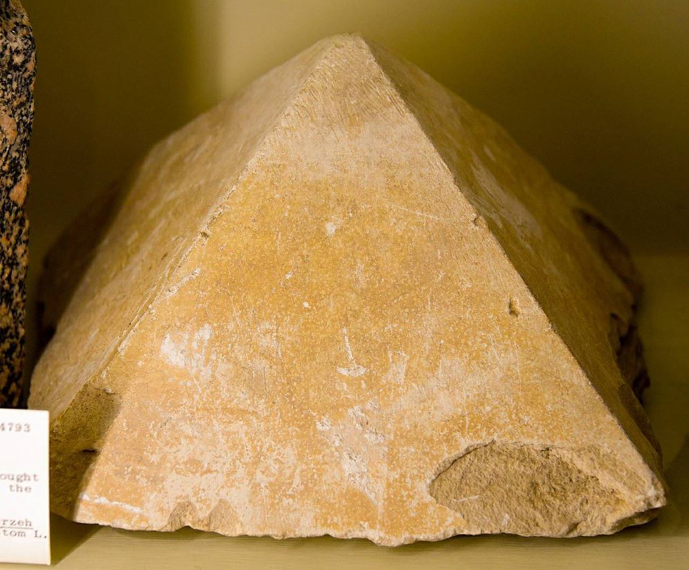 Pirámide de piedra caliza. Sir Flinders Petrie pensó que esto representaba un modelo para la pirámide de Hawara. Se ha sugerido que un programa de construcción ptolemaico masivo en Shedyt fue el destino final de las columnas y bloques de piedra caliza del Reino Medio extraídos de Hawara y ahora perdidos
