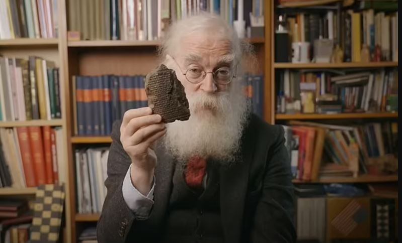 El Dr. Irving Finkel (en la fotografía) reveló la escritura cuneiforme en el reverso del mapa babilónico que revelaba la creencia de los antiguos en un poder superior.