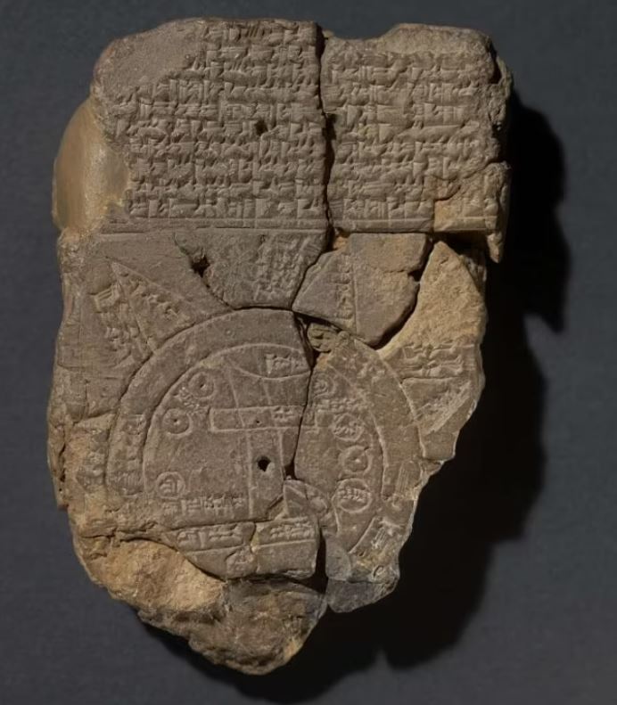 El Imago Mundi, también llamado Mapa Babilónico del Mundo (en la fotografía), fue descubierto en 1882 por el famoso arqueólogo Hormuzd Rassam en Sippar, una antigua ciudad babilónica situada en el actual Irak.