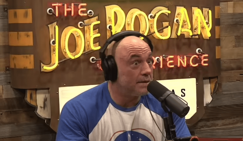 El influyente podcaster Joe Rogan (en la fotografía) expresó su "miedo genuino" al colapso social después de que el periodista de investigación Michael Shellenberger relatara las afirmaciones de los informantes del gobierno de EE.UU. de que el Pentágono ha logrado "dominar la tecnología antigravedad" para uso militar.