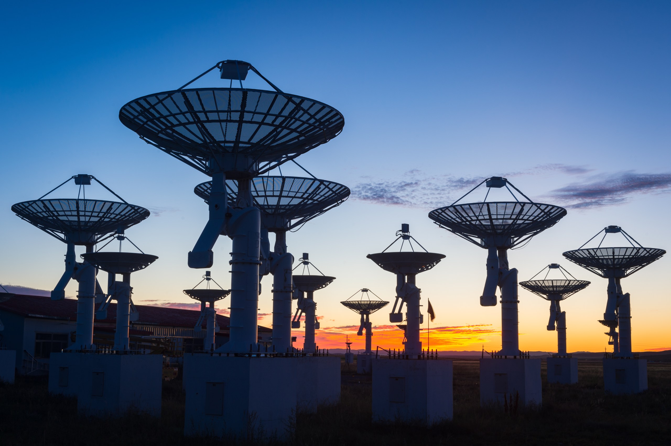 Una antena de observatorio al atardecer.
