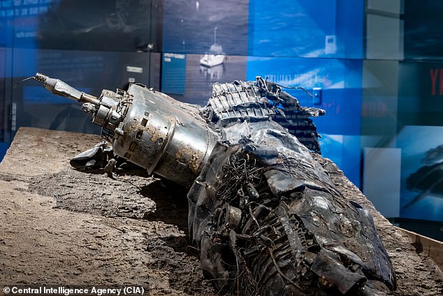 Este modelo de un submarino soviético K-129 hundido y deteriorado fue creado por la CIA durante su misión AZORIAN de 1971-74, una de las misiones terrestres de "recuperación de accidentes" más elaboradas llevadas a cabo en secreto por la comunidad de inteligencia de los EE. UU. y ahora desclasificada.