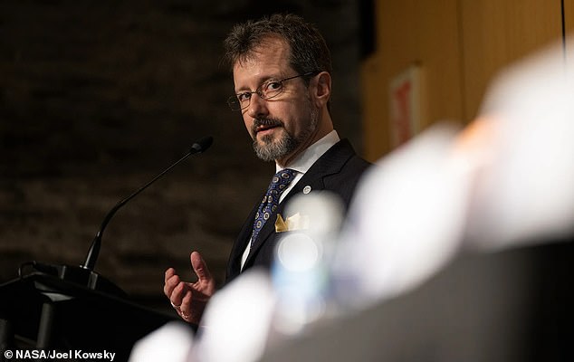 El ahora director retirado de la oficina OVNI del Pentágono, el Dr. Sean Kirkpatrick (arriba), pasó 2023 enfrascado en acalorados enfrentamientos públicos con denunciantes de ovnis sobre supuestas recuperaciones de naves espaciales extraterrestres que datan de la era de la Guerra Fría.
